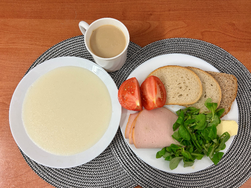 Na zdjęciu: Kasza manna na mleku, Kawa zbożowa z mlekiem, Chleb mieszany pszenno-żytni, Chleb Graham, Masło extra 82%, Filet zapiekany drobiowy, Pomidor, Roszponka